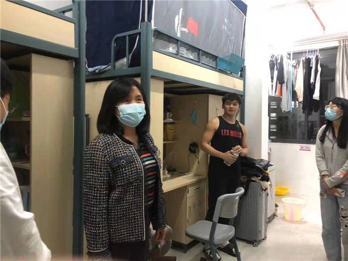 王艳琴副校长视察学生宿舍.jpg