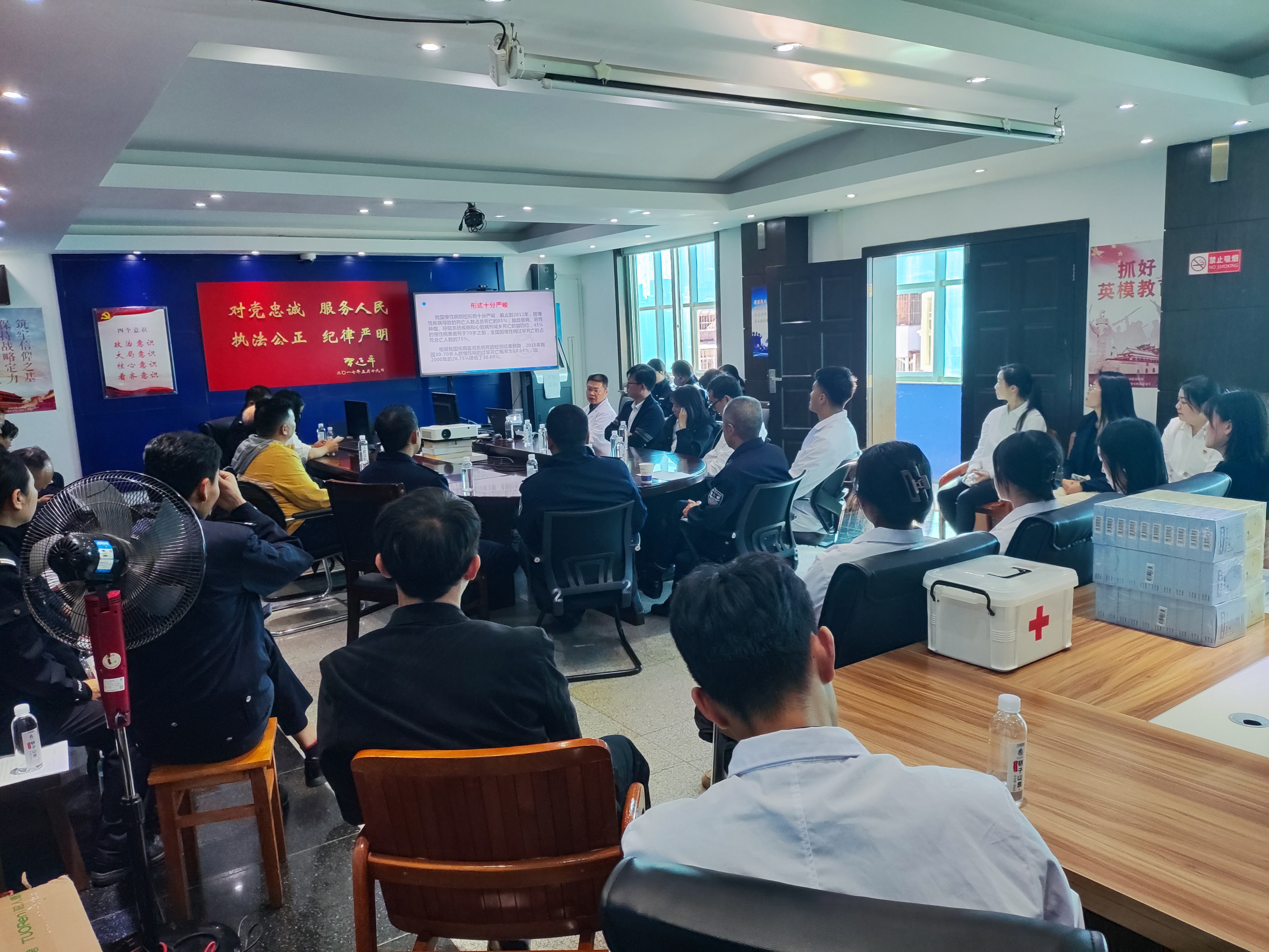 我为群众办实事/云南经济管理学院医学院康复系党支部开展“共联共建促发展,义诊服务送温暖”活动 第 1 张 我为群众办实事/云南经济管理学院医学院康复系党支部开展“共联共建促发展,义诊服务送温暖”活动 第 1 张