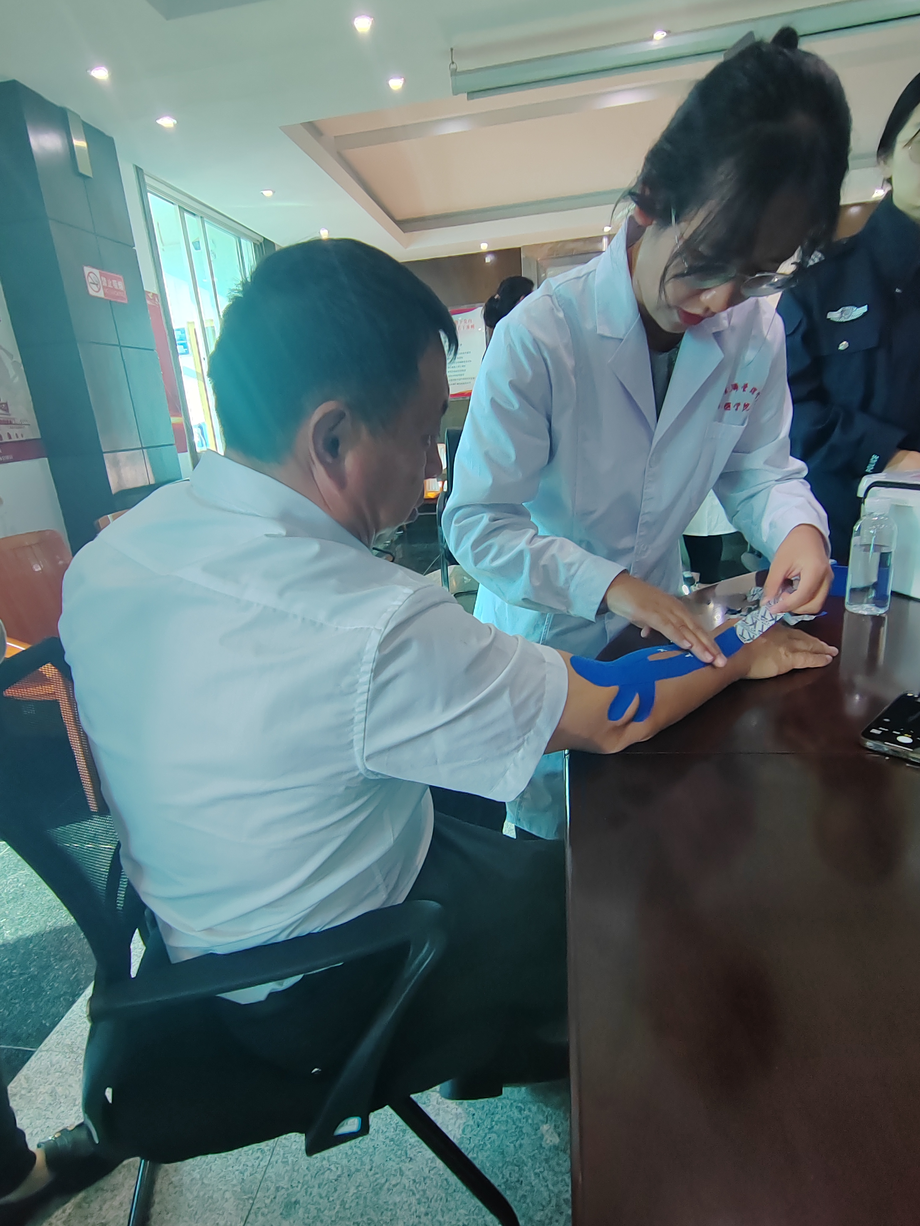 我为群众办实事/云南经济管理学院医学院康复系党支部开展“共联共建促发展,义诊服务送温暖”活动 第 4 张 我为群众办实事/云南经济管理学院医学院康复系党支部开展“共联共建促发展,义诊服务送温暖”活动 第 4 张