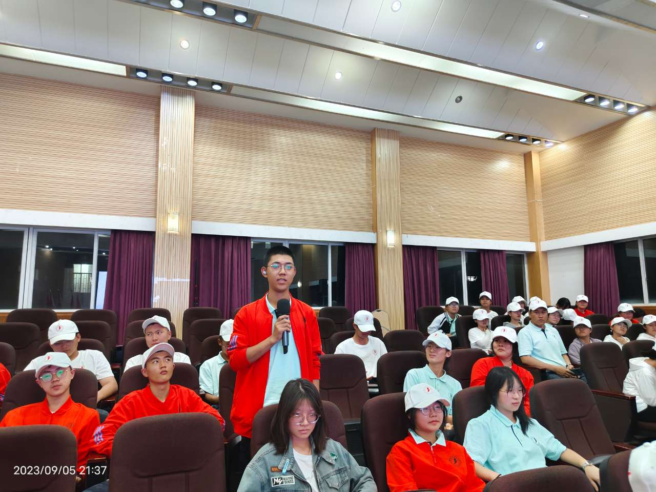 分析专业发展 做好思想教育——学科带头人与学生交流会 第 3 张 分析专业发展 做好思想教育——学科带头人与学生交流会 第 3 张