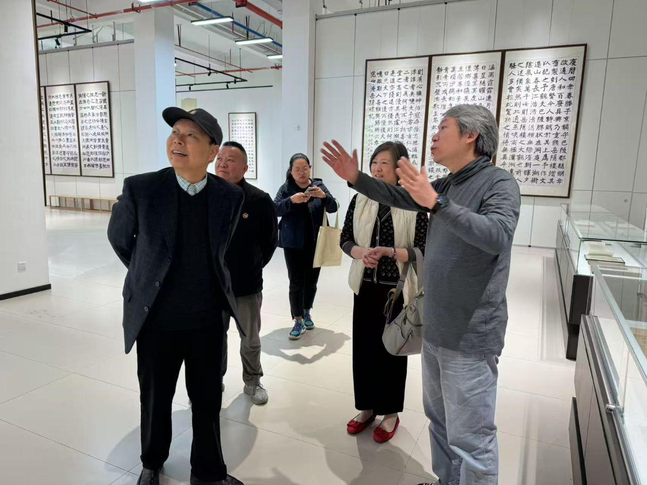 台湾师范大学夏学理教授做客我校 畅谈“艺术是媒，创意是桥” 第 2 张