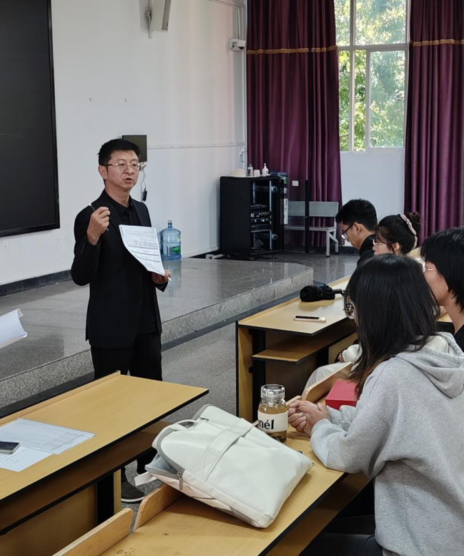 财经商贸学院率先开展 “诚信就业与政策解读” 专题讲座暨2026届毕业生首场专场招聘会 第 8 张 财经商贸学院率先开展 “诚信就业与政策解读” 专题讲座暨2026届毕业生首场专场招聘会 第 8 张