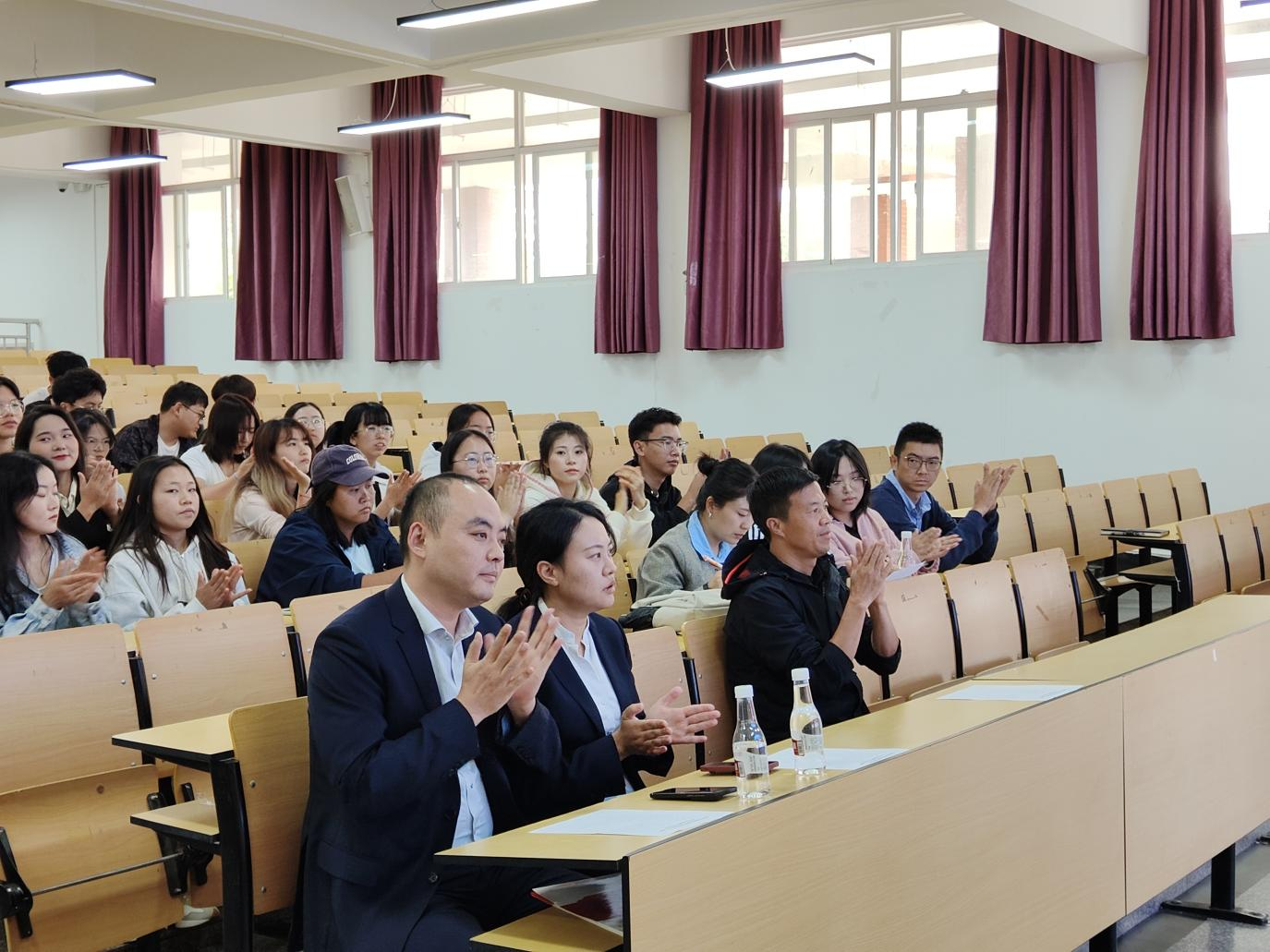 财经商贸学院率先开展 “诚信就业与政策解读” 专题讲座暨2026届毕业生首场专场招聘会 第 4 张 财经商贸学院率先开展 “诚信就业与政策解读” 专题讲座暨2026届毕业生首场专场招聘会 第 4 张